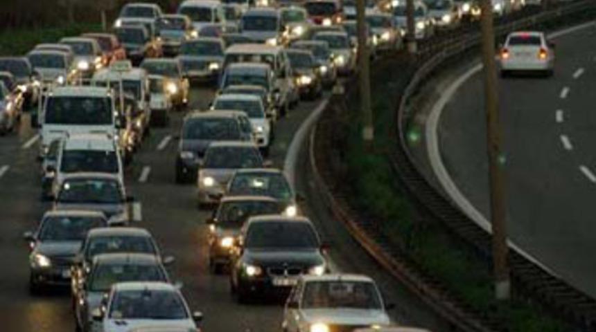 TEM'de trafik kilitlendi