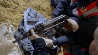 Cephanelik gibi ev! Silahları samanların içine gizlemiş 