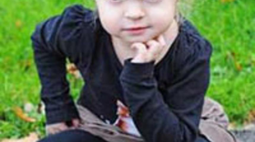 Bu &ccedil;ocuk taşa d&ouml;n&uuml;ş&uuml;yor!