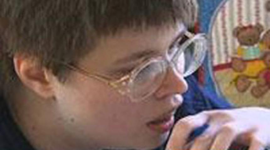 Beyninin yarısı yok ama...