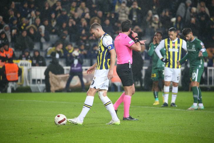 Fenerbahçe 15 yıl sonra bir ilki başardı, Sarı-Lacivertliler Konyaspor'u rekorları kırarak 7-1 mağlup etti! Bonucci'nin tribünde olduğu maçta, Edin Dzeko hat-trick yaptı G1