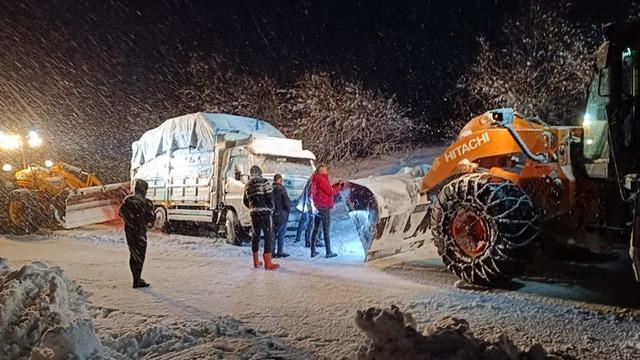 Van'da kar nedeniyle yolda kalan kamyonet, belediye ekiplerince kurtarıldı
