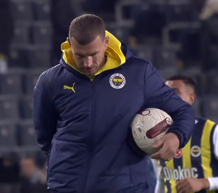 Konyaspor karşısında 7-1'lik galibiyette hat trick yapan Edin Dzeko maç bitiminde kulübeden sahaya koştu! Herkes ne yapacak diye bakarken... G1