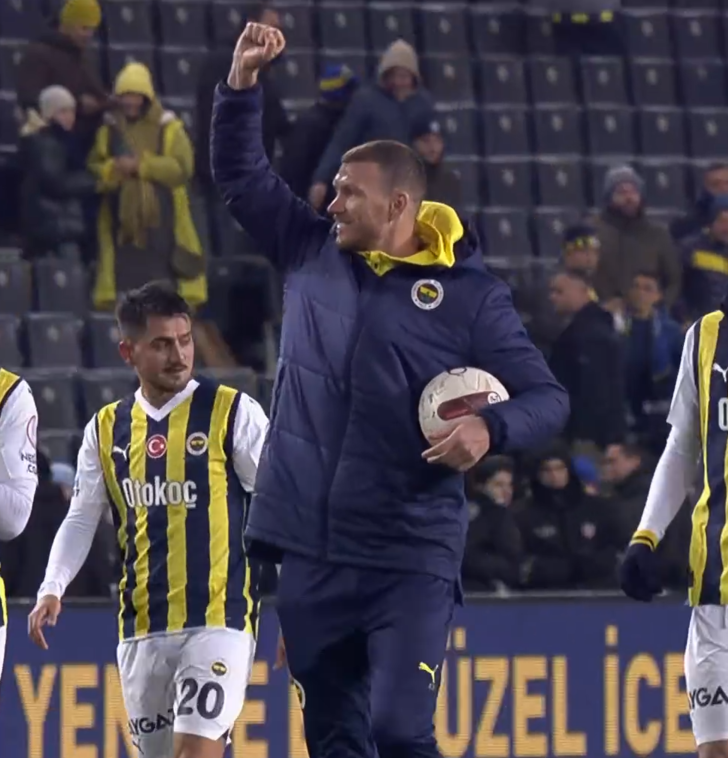 Konyaspor karşısında 7-1'lik galibiyette hat trick yapan Edin Dzeko maç bitiminde kulübeden sahaya koştu! Herkes ne yapacak diye bakarken... G2