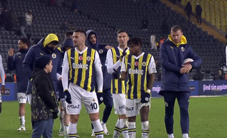 Konyaspor karşısında 7-1'lik galibiyette hat trick yapan Edin Dzeko maç bitiminde kulübeden sahaya koştu! Herkes ne yapacak diye bakarken... G3