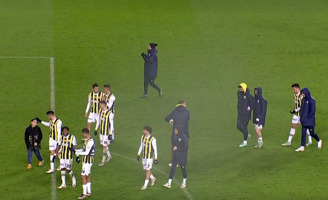 Konyaspor karşısında 7-1'lik galibiyette hat trick yapan Edin Dzeko ma&ccedil; bitiminde kul&uuml;beden sahaya koştu! Herkes ne yapacak diye bakarken...