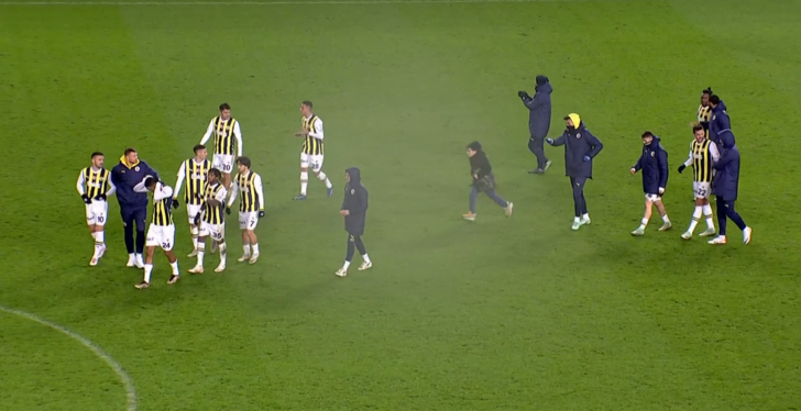 Konyaspor karşısında 7-1'lik galibiyette hat trick yapan Edin Dzeko maç bitiminde kulübeden sahaya koştu! Herkes ne yapacak diye bakarken... G5