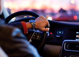 Yeni yılla birlikte sıfır otomobil fiyatları da yükselişe geçti, vatandaşlar isyan etti:  'Akşama bile zam gelebilir'