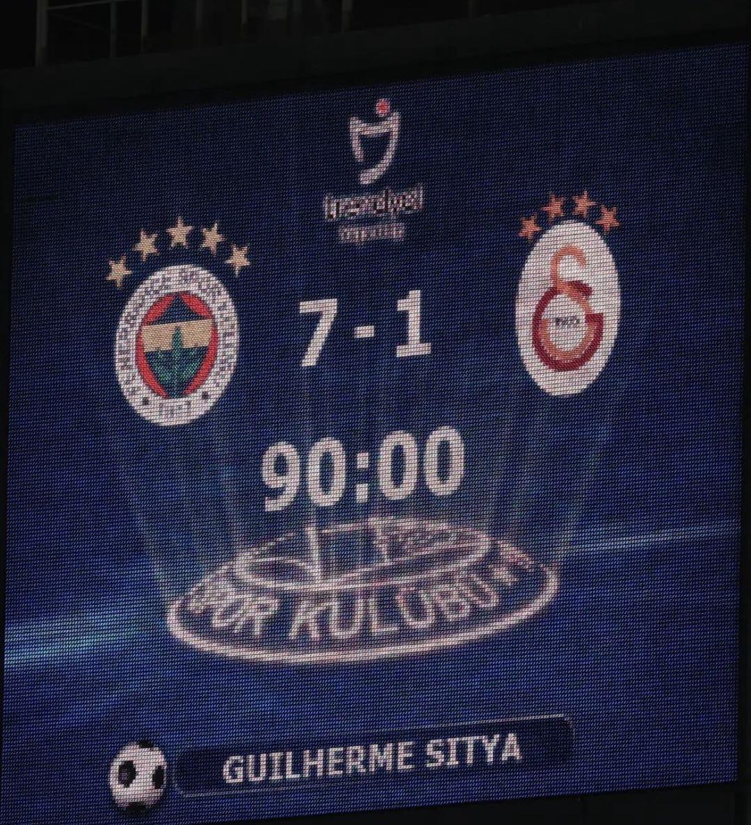 7-1'lik galibiyetin ardından Fenerbah&ccedil;e'den Galatasaray'a olay g&ouml;nderme! Skorbordu değiştirdiler... 