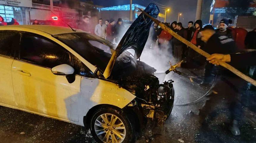 Siirt’te tamir için sanayi sitesine bırakılan otomobil yandı