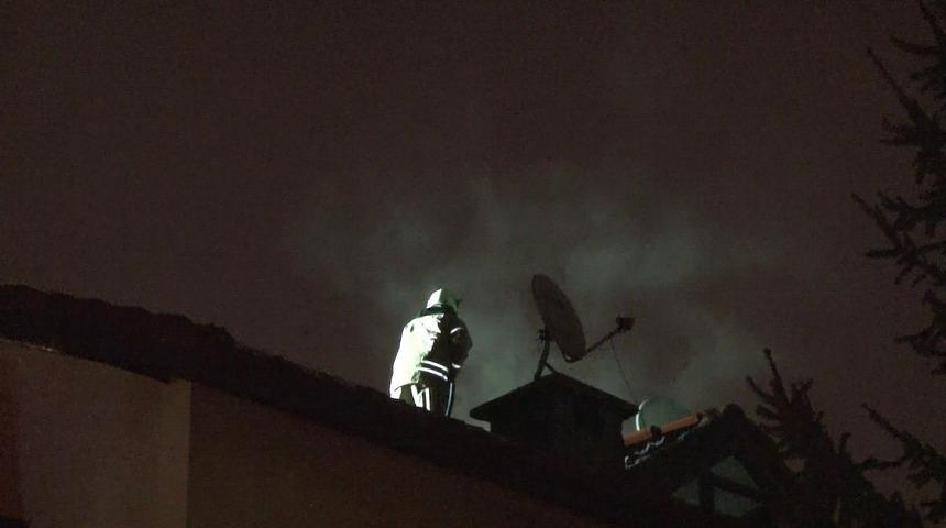 Pendik&rsquo;te villanın &ccedil;atısı alev alev yandı