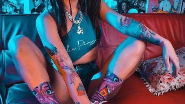 Sansasyonlarıyla gündemden düşmeyen Brezilyalı şarkıcı MC Pipokinha bu kez vajina dövmesiyle çok konuşuldu! Kendi cinsel organını çizdirdi