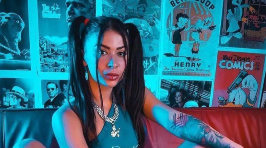 Sansasyonlarıyla gündemden düşmeyen Brezilyalı şarkıcı MC Pipokinha bu kez vajina dövmesiyle çok konuşuldu! Kendi cinsel organını çizdirdi