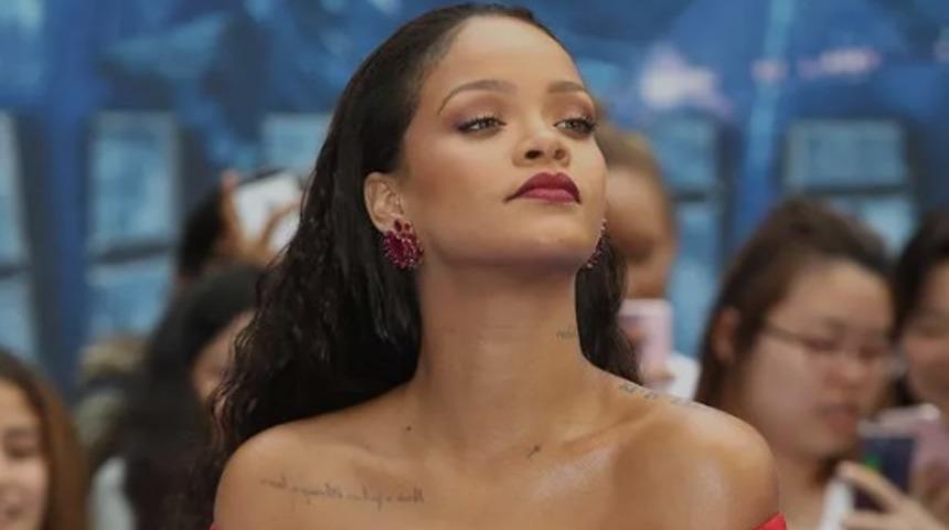 Jartiyerini çekip kıvrımlarını sergiledi! Rihanna pembe iç çamaşırıyla poz verdi