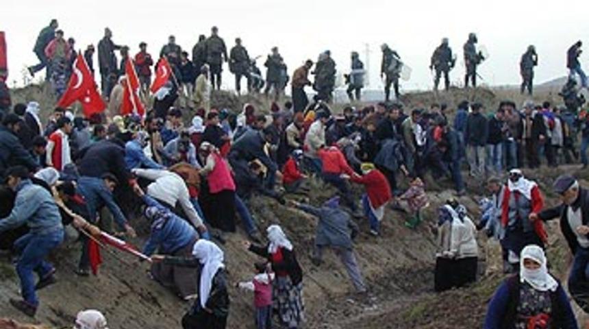 K&ouml;yl&uuml;ler ağaya karşı ayaklandı