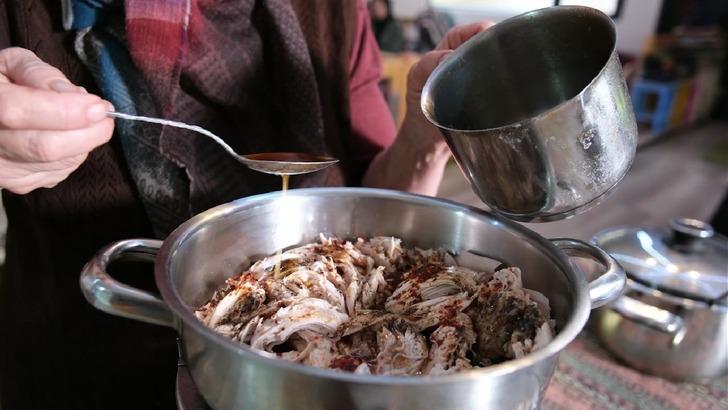 Bu çorba sadece kalabalıkta içiliyor! Tasa ilk düşüren bunu yapmak zorunda... İlginç gelenek G1