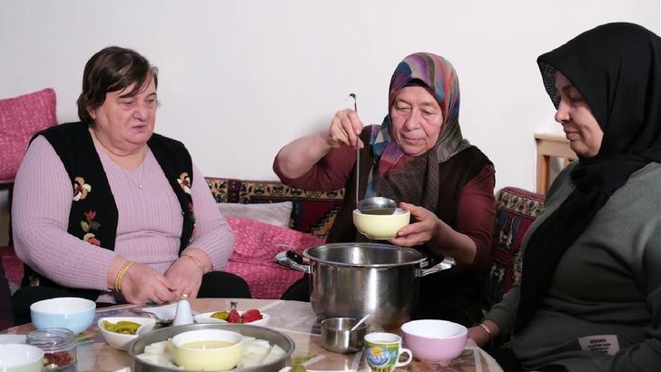 Bu çorba sadece kalabalıkta içiliyor! Tasa ilk düşüren bunu yapmak zorunda... İlginç gelenek G4