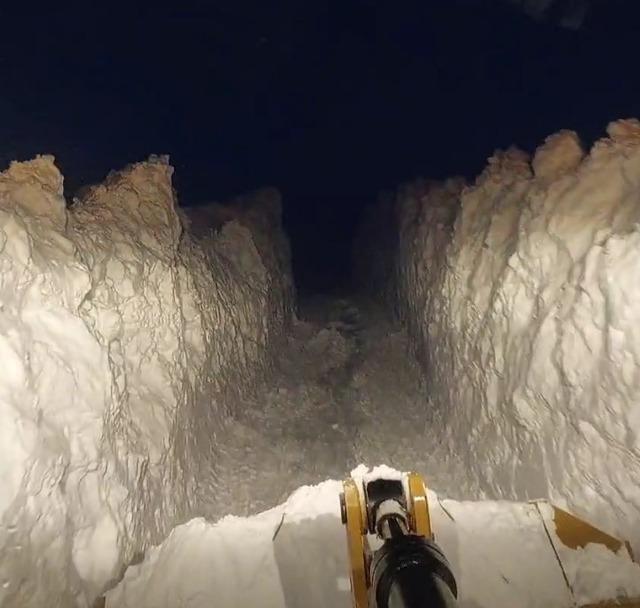 Kar kalınlığı 4 metreye ulaştı, kepçe kar içinde neredeyse kayboldu