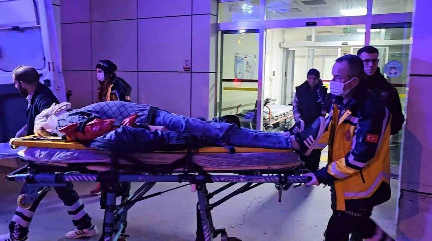 Sakarya’da iki otomobil çarpıştı: Araçta sıkışan yaralıyı itfaiye kurtardı