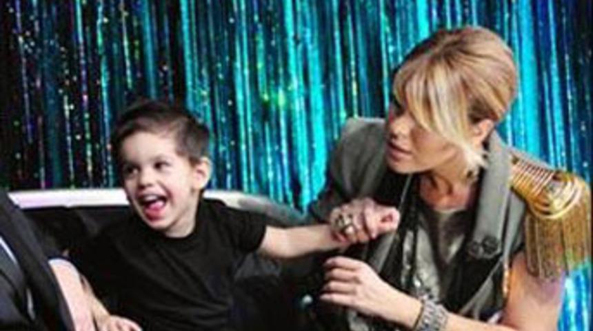 Annesini st&uuml;dyoda izledi