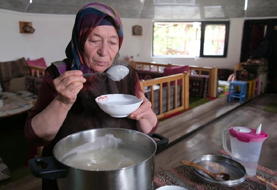 Bu &ccedil;orba sadece kalabalıkta i&ccedil;iliyor! Tasa ilk d&uuml;ş&uuml;ren bunu yapmak zorunda... İlgin&ccedil; gelenek