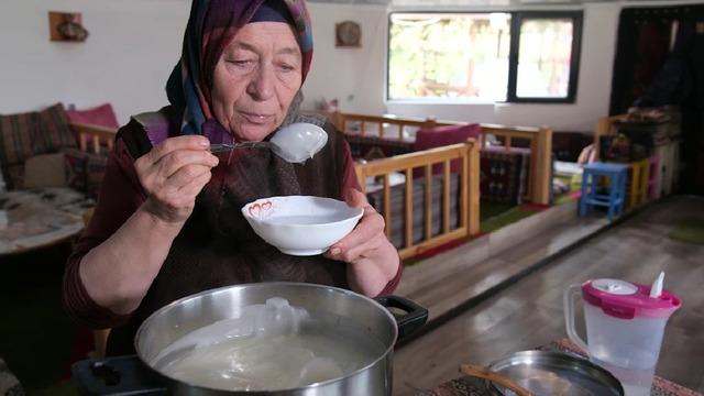 Bu çorba sadece kalabalıkta içiliyor! Tasa ilk düşüren bunu yapmak zorunda... İlginç gelenek