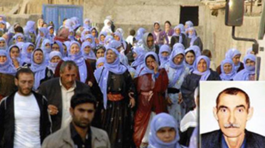 G&ouml;zaltına alınan bir kişi karakolda &ouml;ld&uuml;