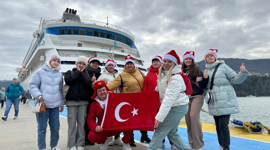 "Astoria Grande" kruvaziyeri, 1022 yolcusuyla Amasra'da demirledi