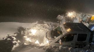 Bitlis'te yoğun kar ve tipide aracıyla mahsur kalan arıcı ekiplerce kurtarıldı