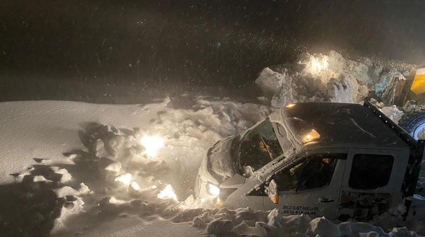 Bitlis'te yoğun kar ve tipide aracıyla mahsur kalan arıcı ekiplerce kurtarıldı