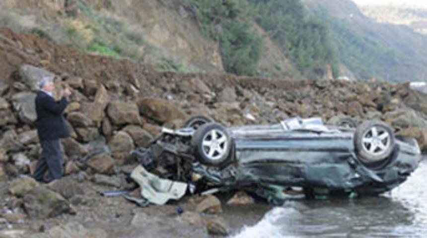 Eşiyle tartıştı, direksiyonu u&ccedil;uruma kırdı