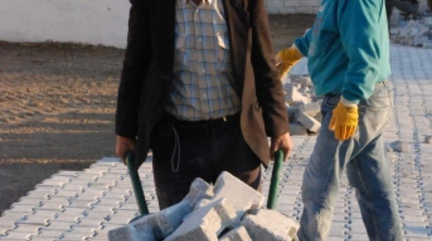 Belediye başkanı, temizlik yapıp taş d&ouml;ş&uuml;yor