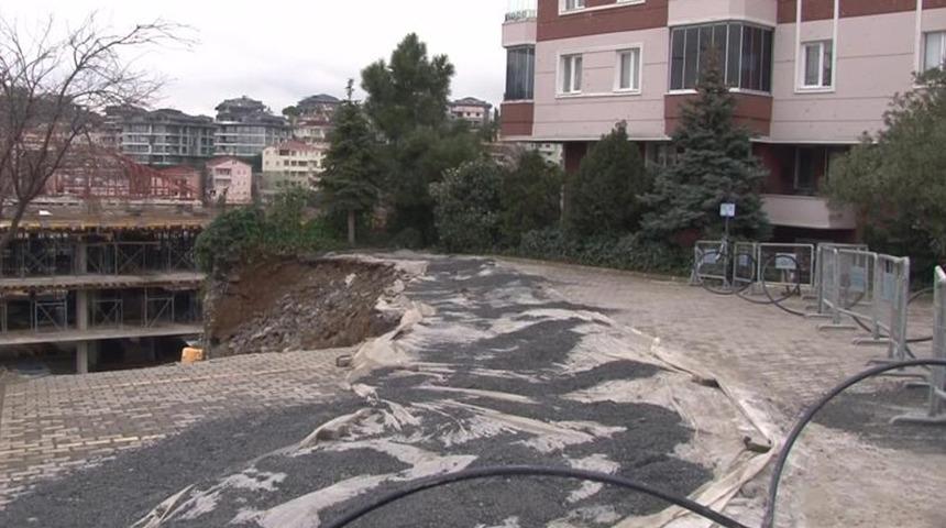 İstanbul'da istinat duvarı çöktü, bir apartman tahliye edildi
