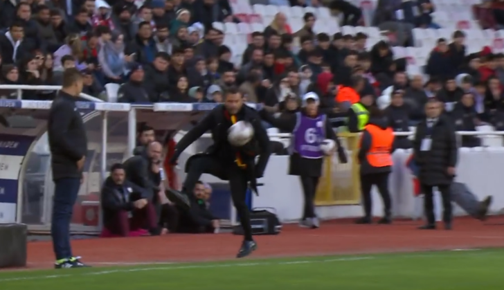 Galatasaray'da Okan Buruk kendisine gelen topa şık bir vuruş yaptı! Tüm stat onu alkışladı, akıllara Fatih Terim geldi G1