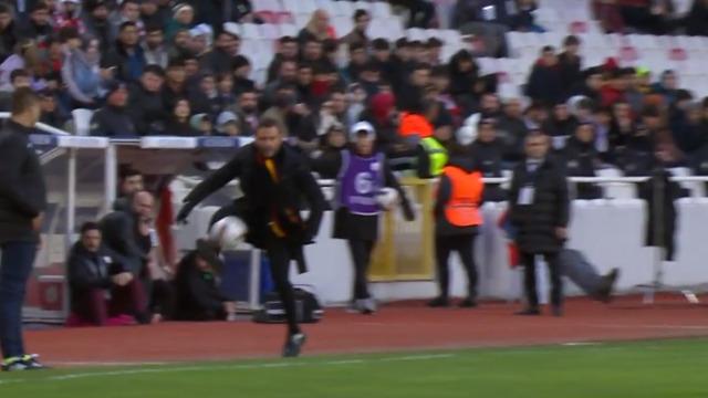 Galatasaray'da Okan Buruk kendisine gelen topa şık bir vuruş yaptı! Tüm stat onu alkışladı, akıllara Fatih Terim geldi