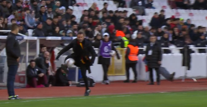 Galatasaray'da Okan Buruk kendisine gelen topa şık bir vuruş yaptı! Tüm stat onu alkışladı, akıllara Fatih Terim geldi G3