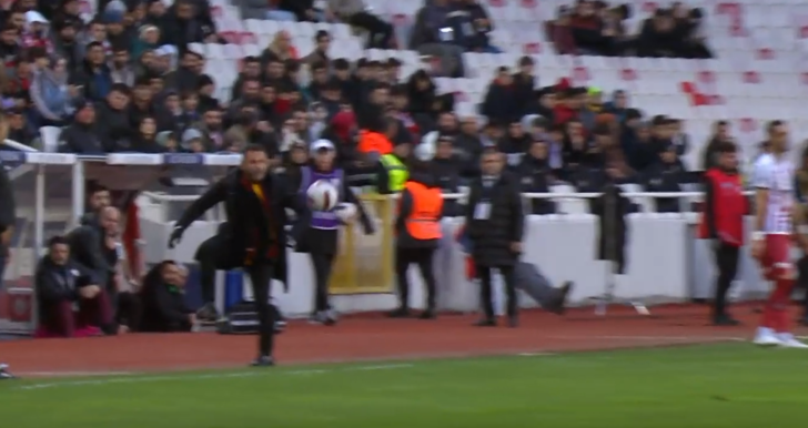 Galatasaray'da Okan Buruk kendisine gelen topa şık bir vuruş yaptı! Tüm stat onu alkışladı, akıllara Fatih Terim geldi G4