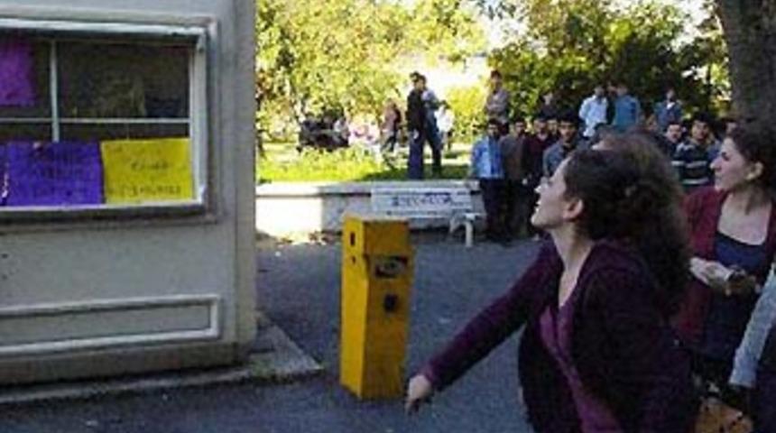 İT&Uuml;'de taciz iddiasına yumurtalı protesto