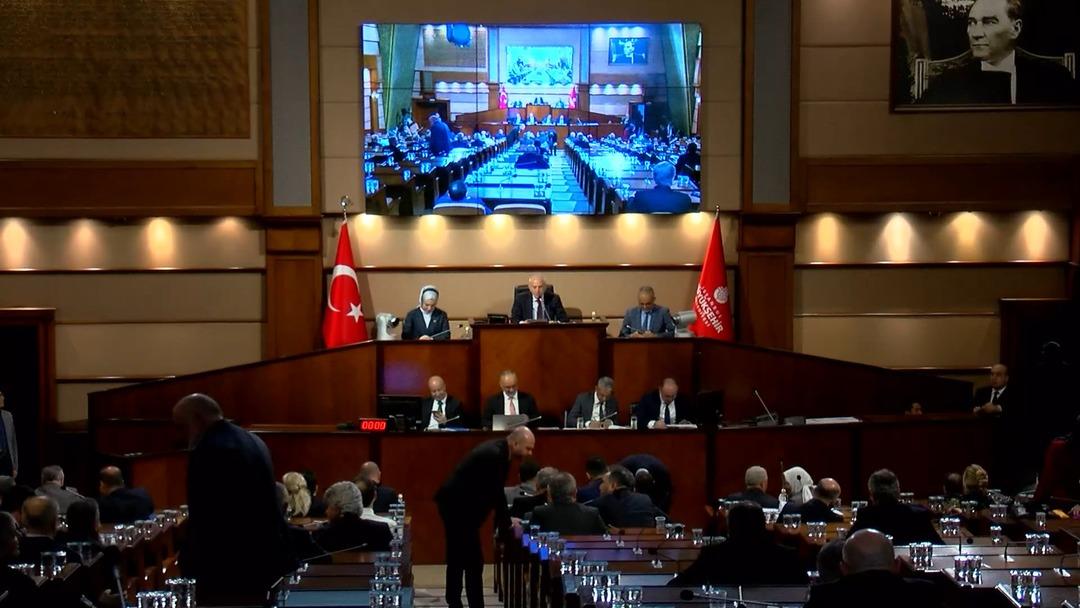 İBB Meclisi'nde bir ilk! CHP'li &uuml;ye Mehmet Ali T&uuml;y partisini eleştirdi, AK Parti'yi &ouml;vd&uuml;