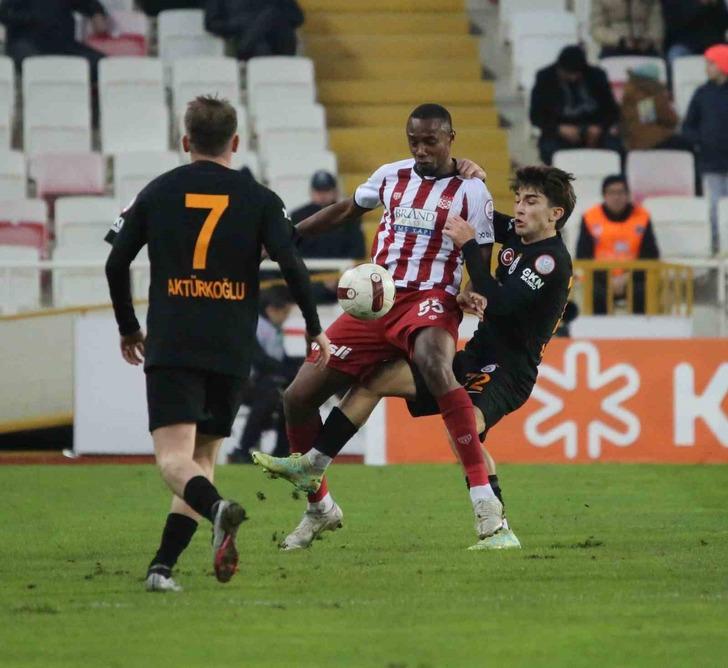 Sivasspor karşısında alınan beraberlik sonrası Galatasaray teknik direktörü Okan Buruk maç sonunda VAR'a isyan etti oyuncularına kızdı!  G4