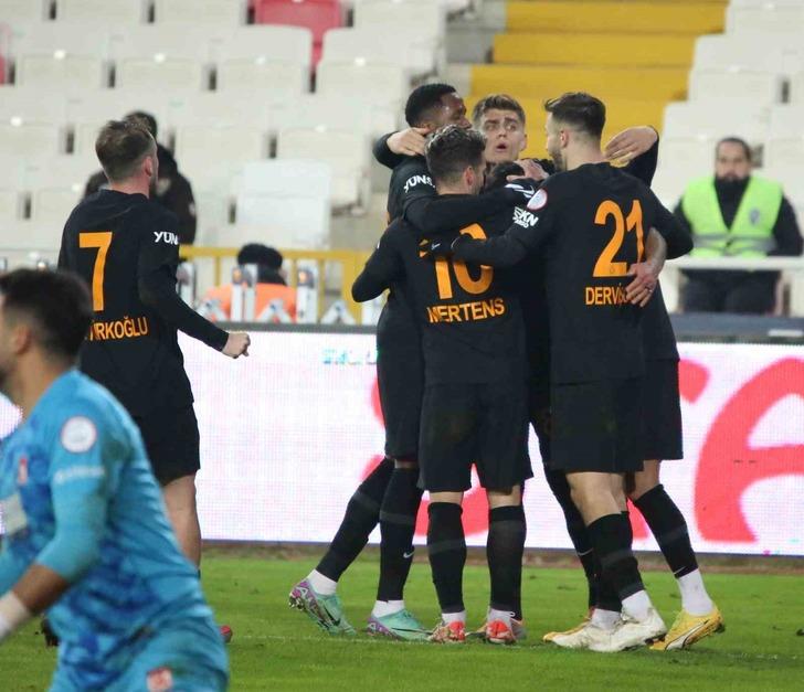 Galatasaray bitime 4 dakika kala yıkıldı! Sarı-Kırmızılılar Fenerbahçe'nin kazandığı haftada zirve yarışında büyük yara aldı G4