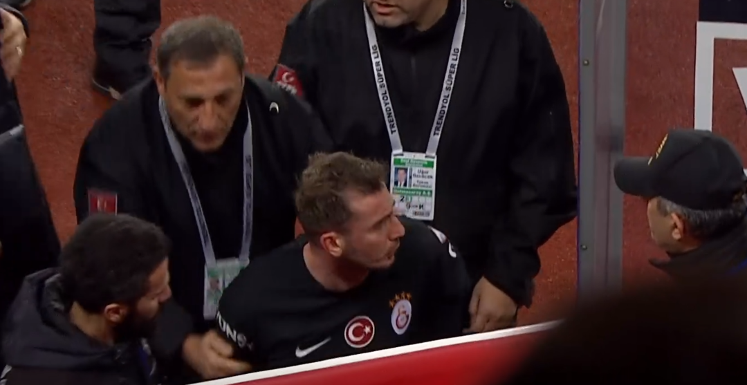 Galatasaray'da ma&ccedil;ın son dakikalarında kırmızı kartla oyundan atılan Kerem Akt&uuml;rkoğlu ma&ccedil; sonu hakeme saldırdı: Allah belanızı versin!