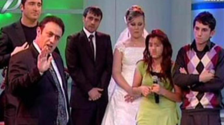 Ka&ccedil;ak aşıklar canlı yayında yakalandı