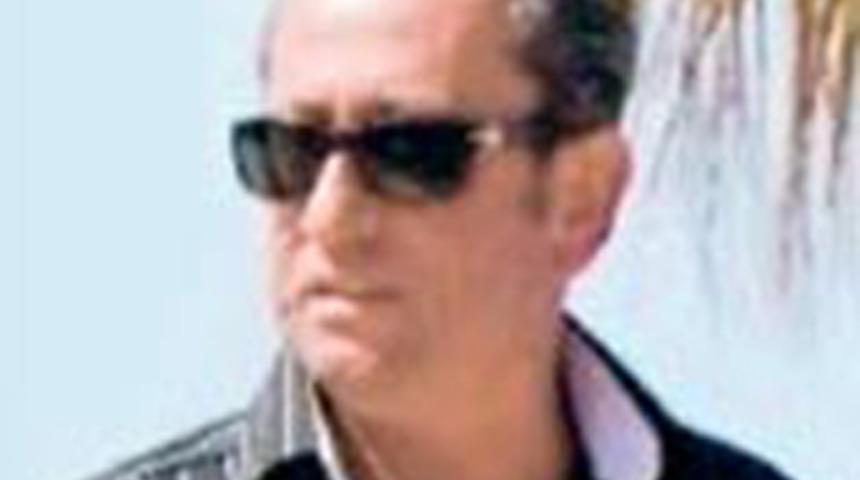 Tecav&uuml;zden aranıyor davetlerde fink atıyor