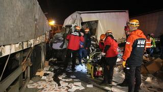 Anadolu Otoyolu'nda park halindeki tıra çarpan kamyonetin sürücüsü yaralandı