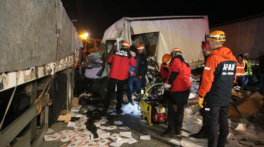 Anadolu Otoyolu'nda park halindeki tıra çarpan kamyonetin sürücüsü yaralandı