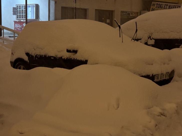 O ilçede kar kalınlığı 20 santimetreyi buldu! Araçlar kara gömüldü, okullar tatil edildi G1