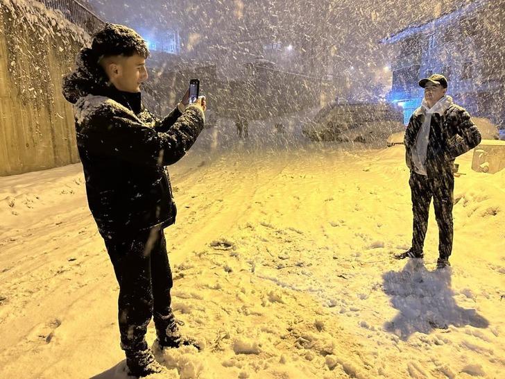 O ilçede kar kalınlığı 20 santimetreyi buldu! Araçlar kara gömüldü, okullar tatil edildi G2