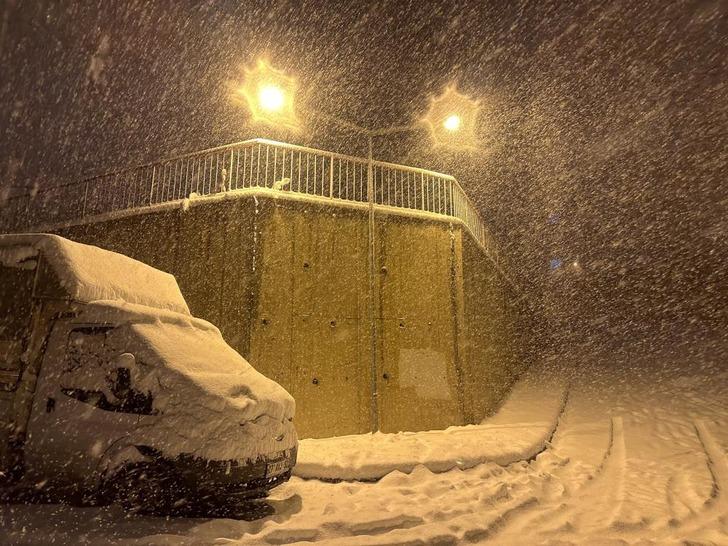 O ilçede kar kalınlığı 20 santimetreyi buldu! Araçlar kara gömüldü, okullar tatil edildi G4
