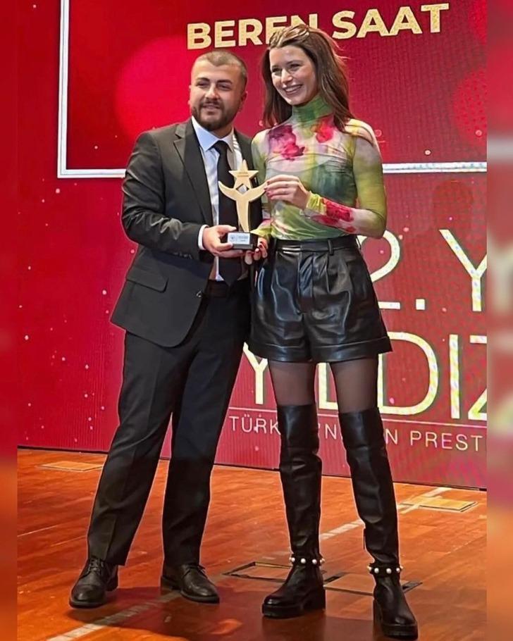 Orgazm sahnesi olay olmuştu! İstanbul İçin Son Çağrı filminin güzeli Beren Saat'in tarzı sosyal medyayı ikiye böldü G4